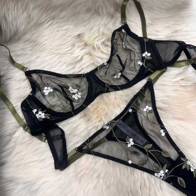 Melltartó szett ultrakönnyű formázott kosarakkal, csipke hálószövés, rögzített dupla vállpántok, hátul dupla kapocs-zárás