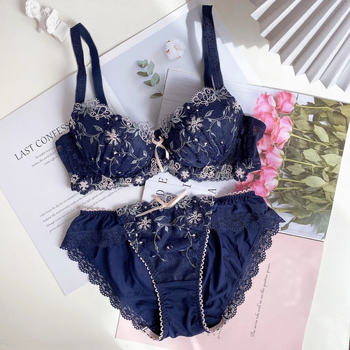 Set de sutiene cu dantelă brodată, cupă 3/4, fără modelare, bretele fixe, închizătoare spate cu două rânduri de catarame, stil clasic, push-up și strângere.