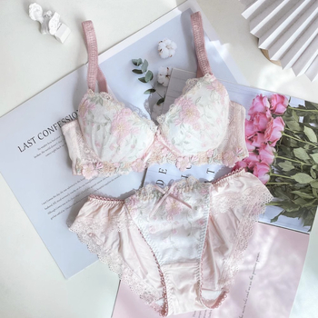 Set de sutiene cu dantelă brodată, cupă 3/4, fără modelare, bretele fixe, închizătoare spate cu două rânduri de catarame, stil clasic, push-up și strângere.