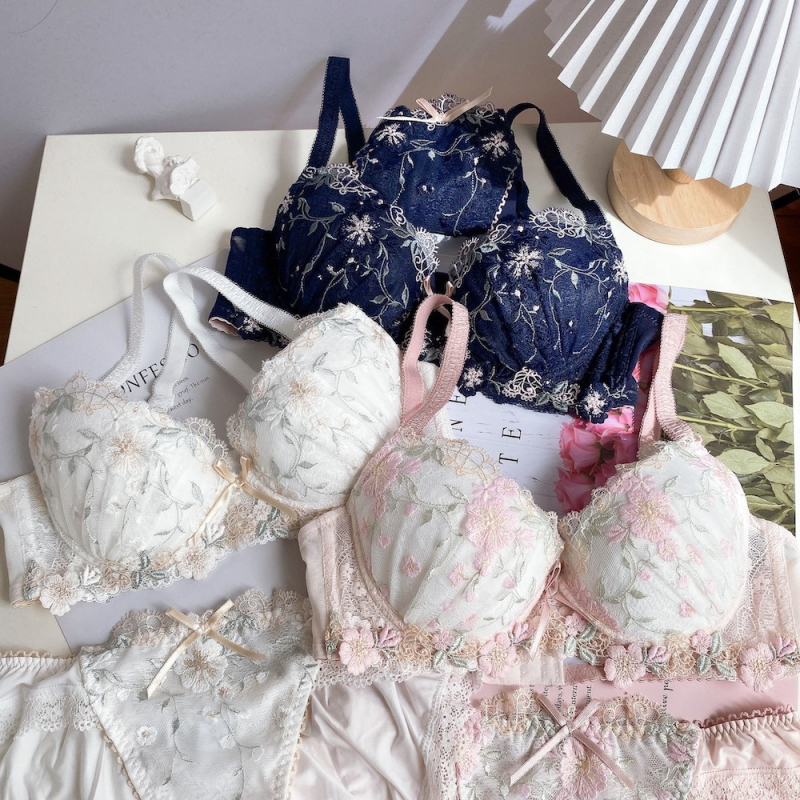 Set de sutiene cu dantelă brodată, cupă 3/4, fără modelare, bretele fixe, închizătoare spate cu două rânduri de catarame, stil clasic, push-up și strângere.