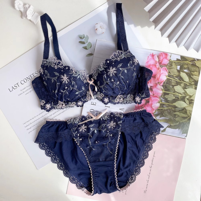 Set de sutiene cu dantelă brodată, cupă 3/4, fără modelare, bretele fixe, închizătoare spate cu două rânduri de catarame, stil clasic, push-up și strângere.