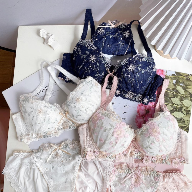 Set de sutiene cu dantelă brodată, cupă 3/4, fără modelare, bretele fixe, închizătoare spate cu două rânduri de catarame, stil clasic, push-up și strângere.