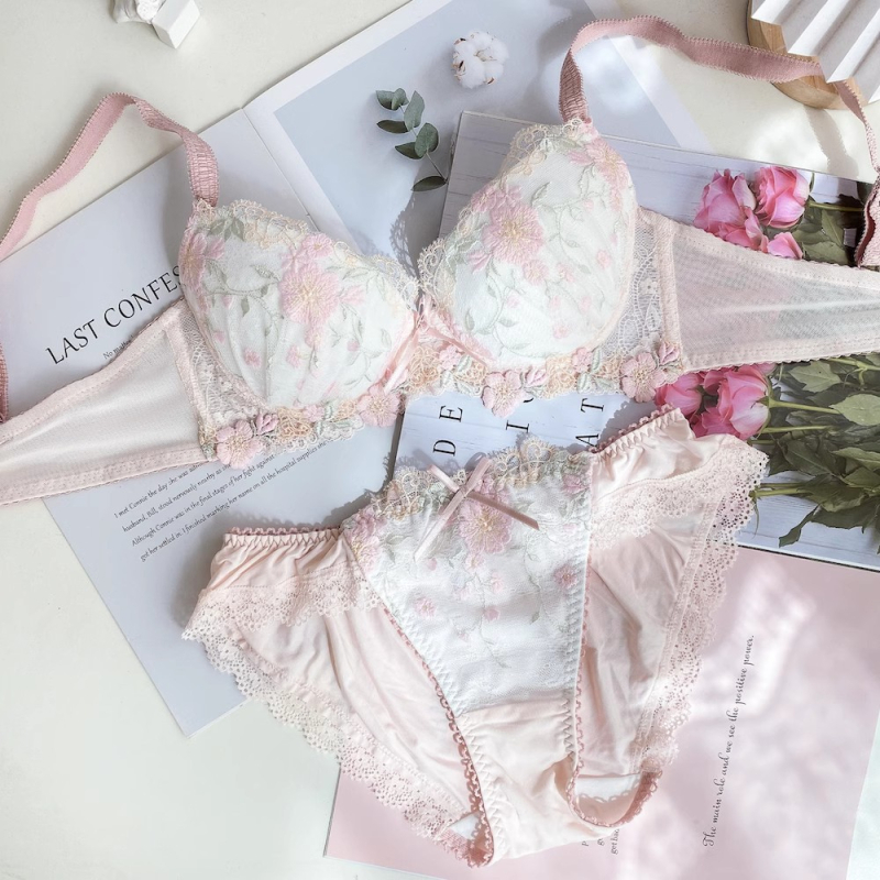 Set de sutiene cu dantelă brodată, cupă 3/4, fără modelare, bretele fixe, închizătoare spate cu două rânduri de catarame, stil clasic, push-up și strângere.