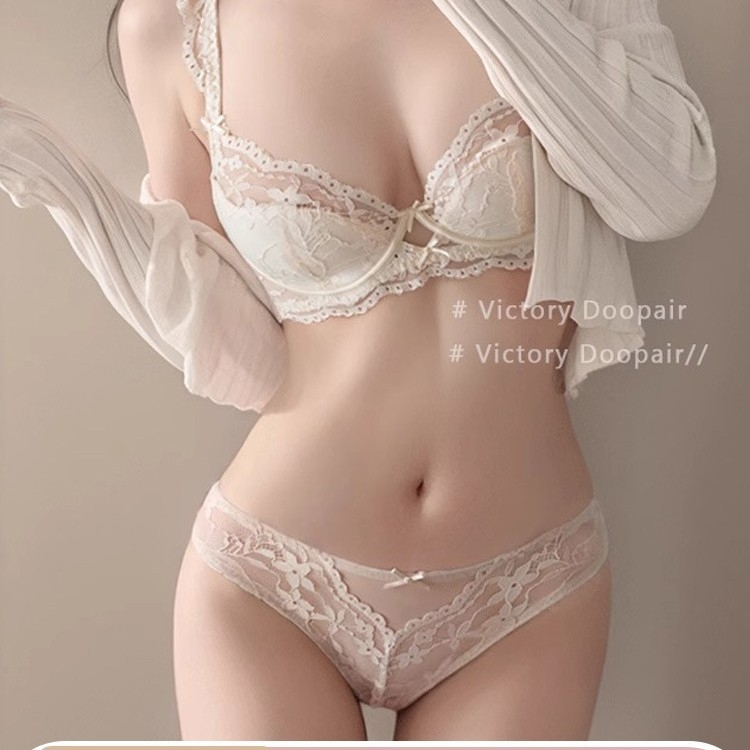 Csipkés részletekkel rendelkező női melltartó szett, kosár 3/4, vékony formázott poharakból készült, puha merevítő, hátoldali háromsoros zár, fix pántok