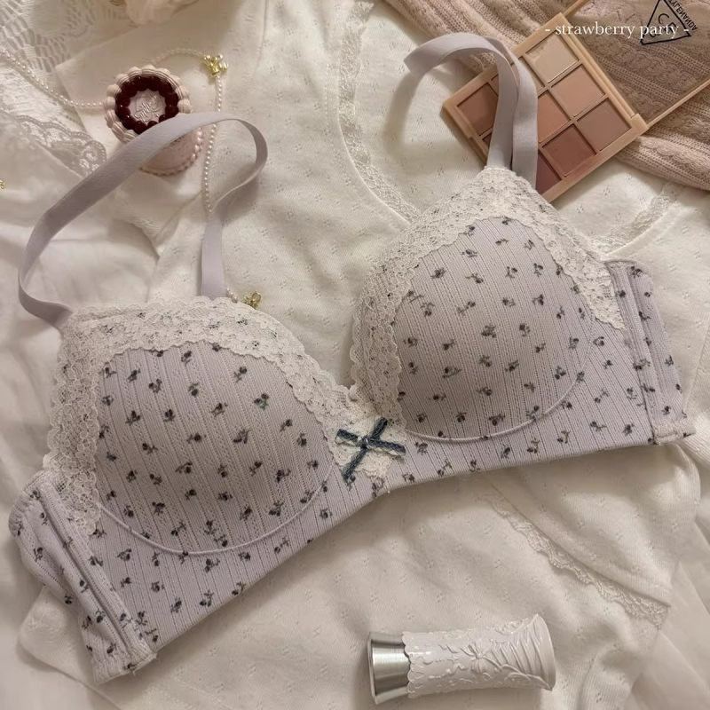 Set grudnjaka s čipkastim rubom i floralnim uzorkom — 3/4 šalice, srednje oblikovana šalice, fiksirane dvostruke naramenice, stražnje zatvaranje s tri reda kuki, Push-Up, bez žice
