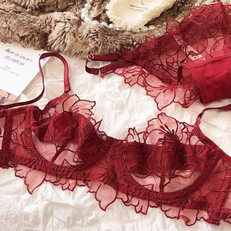Seksi čipkasti set donjeg rublja — ultra-tanki, prozračni grudnjak s 3/4 košarica, dizajn nadahnut Francuskom, ljetna udobnost, vizualno čini grudi manjima.