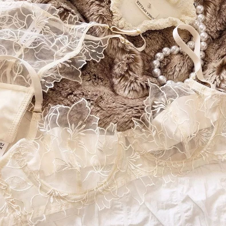 Seksi čipkasti set donjeg rublja — ultra-tanki, prozračni grudnjak s 3/4 košarica, dizajn nadahnut Francuskom, ljetna udobnost, vizualno čini grudi manjima.