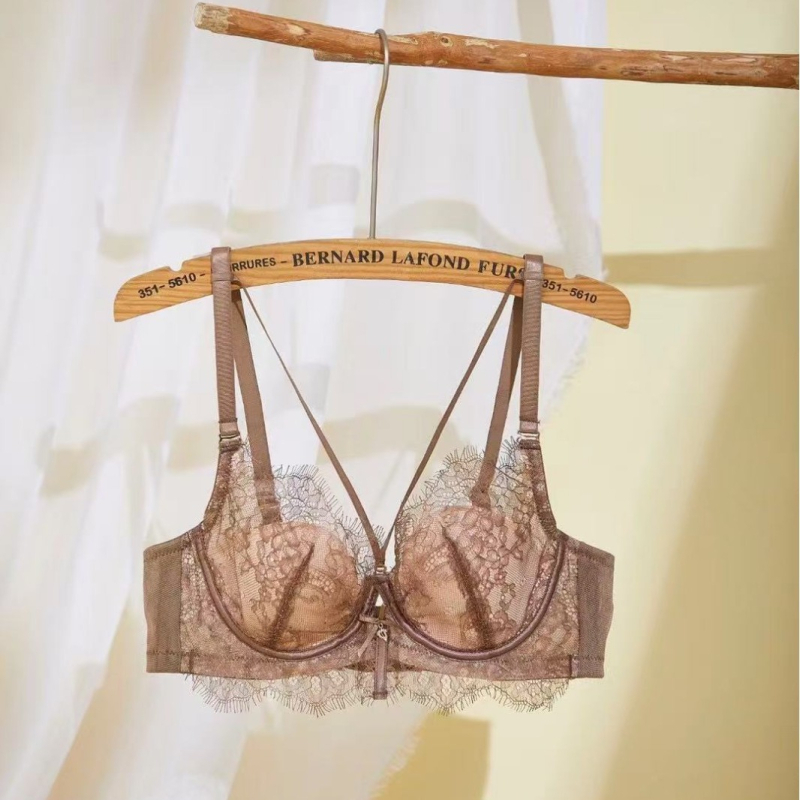 Čipkasti set grudnjaka, košarica 3/4, kalup od pjene, stražnje troredno zatvaranje, čvrste naramenice