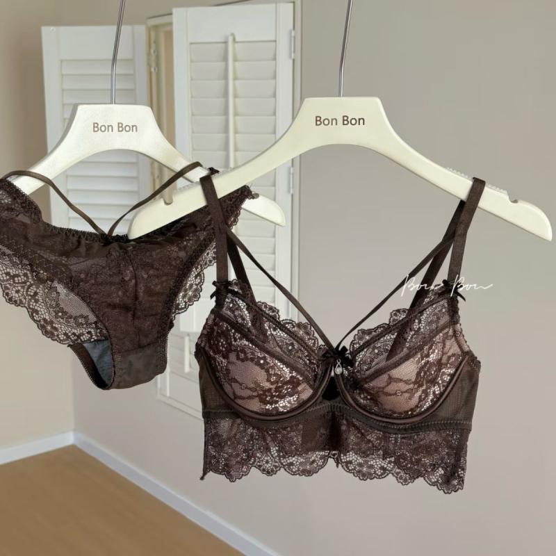 Set grudnjaka s čipkom - Push-Up, neformirane košarice, čvrste naramenice, prednje kopčanje