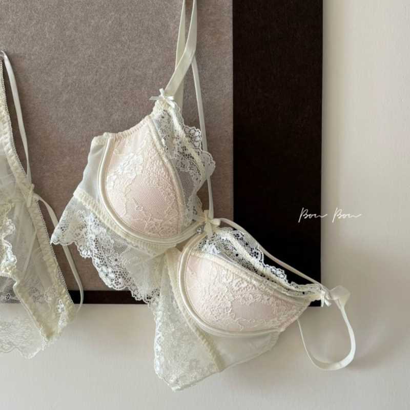 Set grudnjaka s čipkom - Push-Up, neformirane košarice, čvrste naramenice, prednje kopčanje