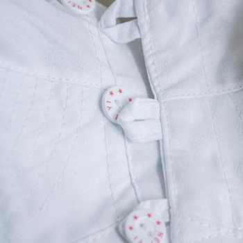 Tradicionalni pamučni grudnjak s prednjim zatvaračem, tanke oblikovane košarice, puna košarica, fiksirane dvostruke naramenice