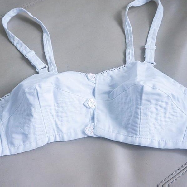 Tradicionalni pamučni grudnjak s prednjim zatvaračem, tanke oblikovane košarice, puna košarica, fiksirane dvostruke naramenice