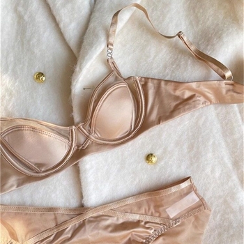 Set grudnjaka, tanke oblikovane čašice, fiksne dvostruke naramenice, stražnje dvostruke kopče, stil: tradicionalan