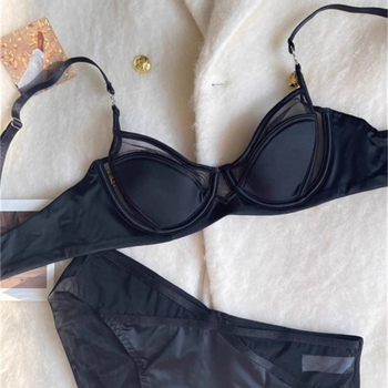 Set grudnjaka, tanke oblikovane čašice, fiksne dvostruke naramenice, stražnje dvostruke kopče, stil: tradicionalan