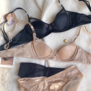 Set grudnjaka, tanke oblikovane čašice, fiksne dvostruke naramenice, stražnje dvostruke kopče, stil: tradicionalan