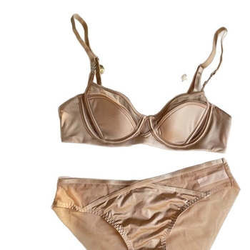 Set grudnjaka, tanke oblikovane čašice, fiksne dvostruke naramenice, stražnje dvostruke kopče, stil: tradicionalan