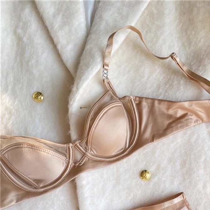 Set grudnjaka, tanke oblikovane čašice, fiksne dvostruke naramenice, stražnje dvostruke kopče, stil: tradicionalan