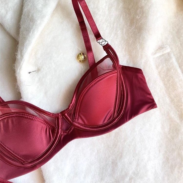 Set grudnjaka, tanke oblikovane čašice, fiksne dvostruke naramenice, stražnje dvostruke kopče, stil: tradicionalan