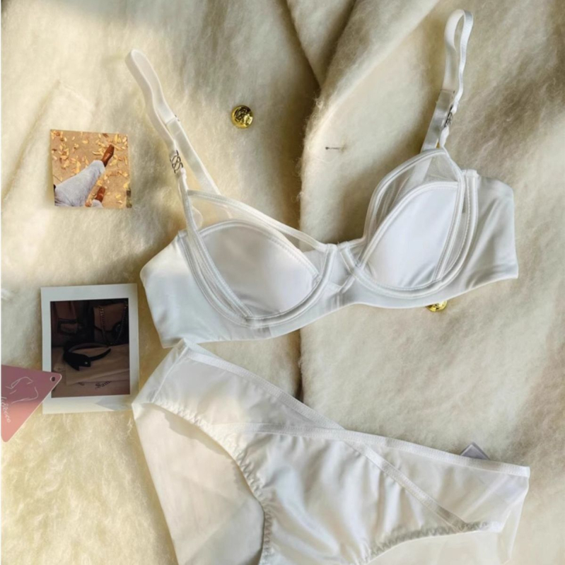 Set grudnjaka, tanke oblikovane čašice, fiksne dvostruke naramenice, stražnje dvostruke kopče, stil: tradicionalan