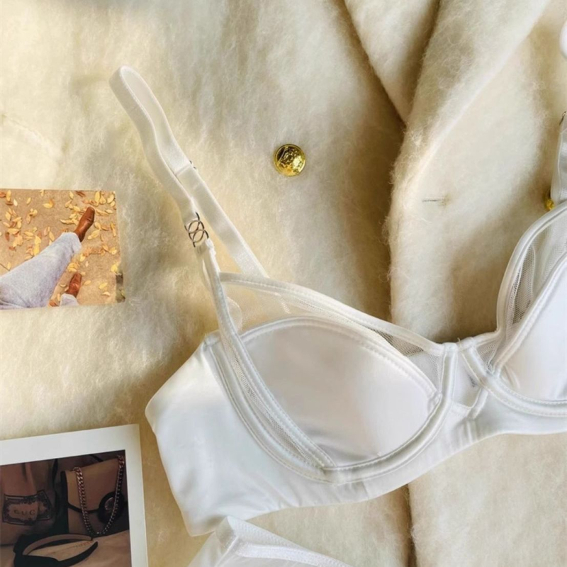 Set grudnjaka, tanke oblikovane čašice, fiksne dvostruke naramenice, stražnje dvostruke kopče, stil: tradicionalan