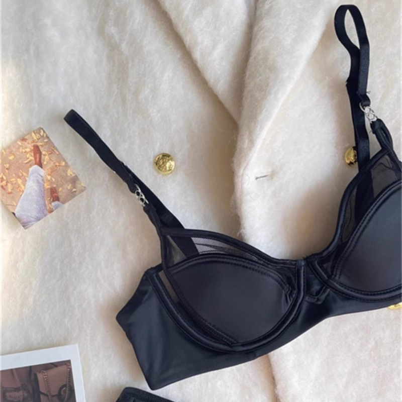 Set grudnjaka, tanke oblikovane čašice, fiksne dvostruke naramenice, stražnje dvostruke kopče, stil: tradicionalan