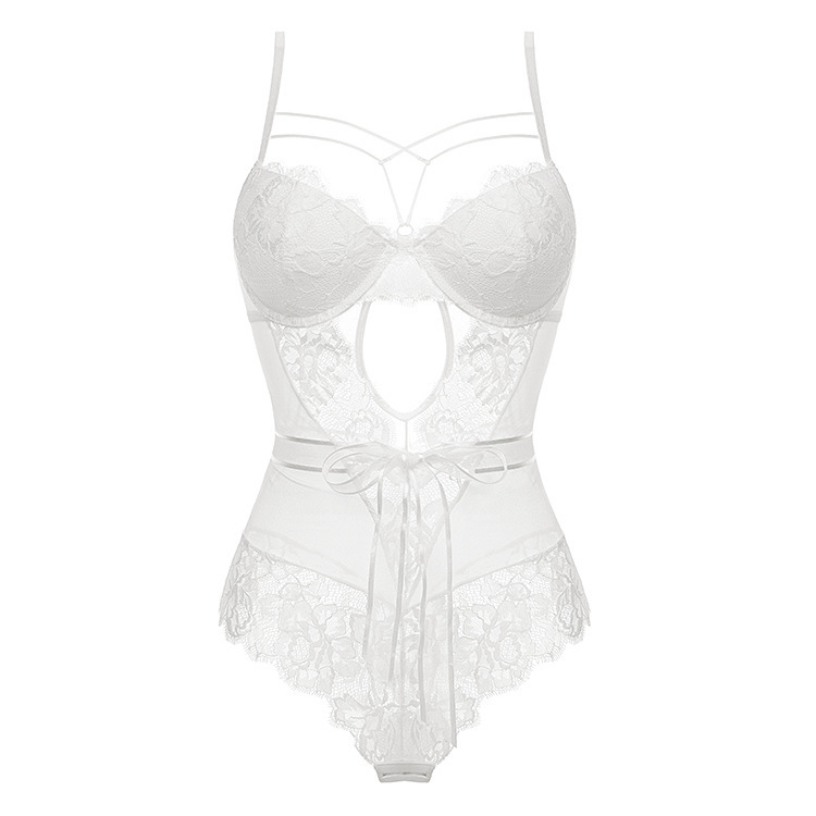 Set grudnjaka s čipkastim oblikovanim košaricama; čvrste naramenice; stražnje dvostruko kopče; košarice s gornjom uskom i donjom debljom; potiče skupljanje dojki.