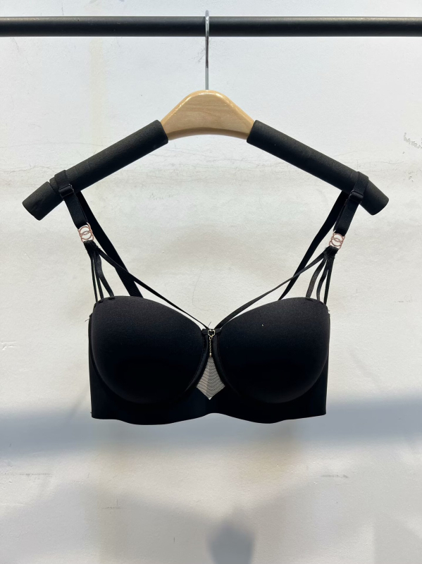 Seksi set donjeg rublja za mali bust s dijamantnim detaljima i push-up efektom