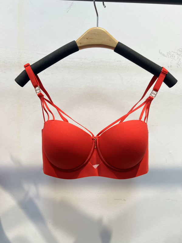 Seksi set donjeg rublja za mali bust s dijamantnim detaljima i push-up efektom