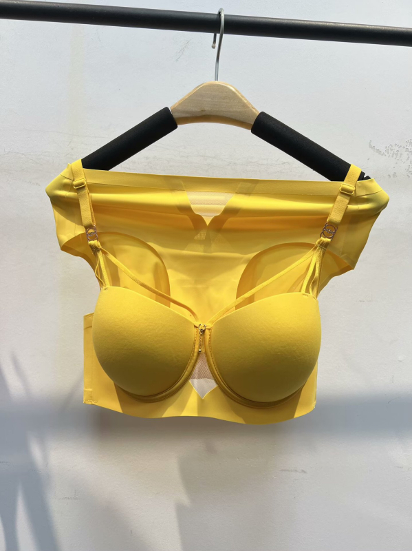 Seksi set donjeg rublja za mali bust s dijamantnim detaljima i push-up efektom