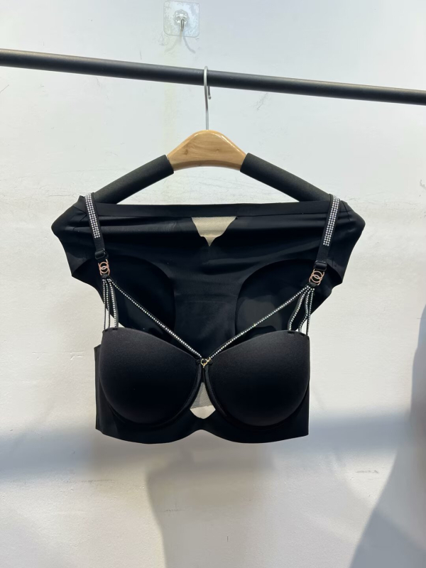 Seksi set donjeg rublja za mali bust s dijamantnim detaljima i push-up efektom