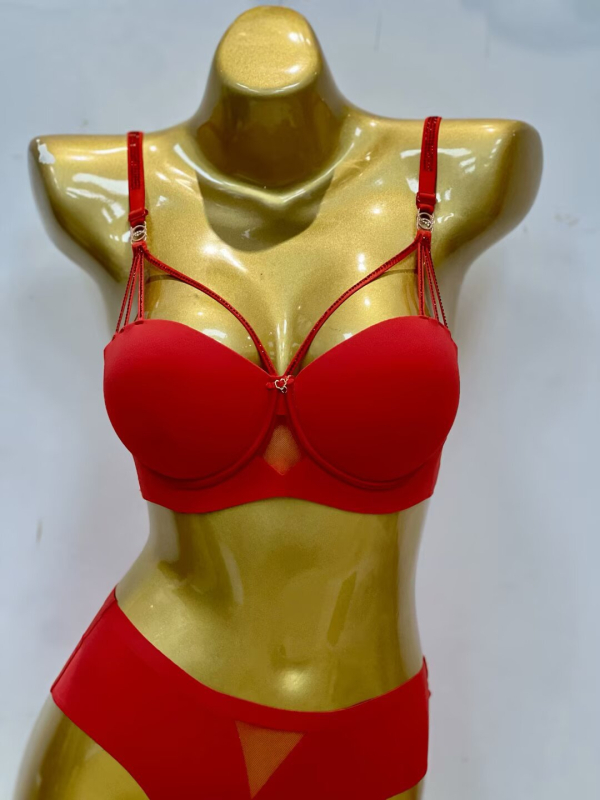 Seksi set donjeg rublja za mali bust s dijamantnim detaljima i push-up efektom