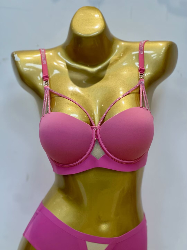 Seksi set donjeg rublja za mali bust s dijamantnim detaljima i push-up efektom