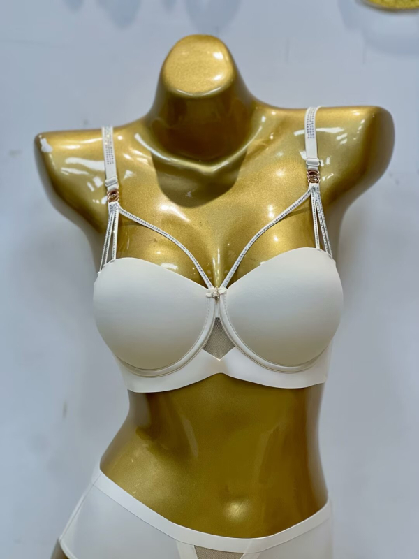 Seksi set donjeg rublja za mali bust s dijamantnim detaljima i push-up efektom