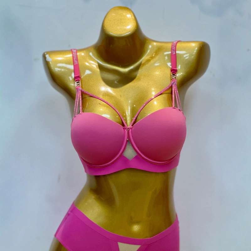 Seksi set donjeg rublja za mali bust s dijamantnim detaljima i push-up efektom
