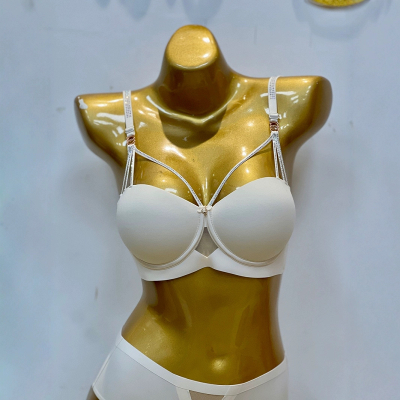 Seksi set donjeg rublja za mali bust s dijamantnim detaljima i push-up efektom
