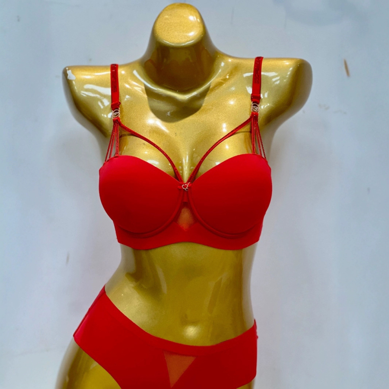 Seksi set donjeg rublja za mali bust s dijamantnim detaljima i push-up efektom