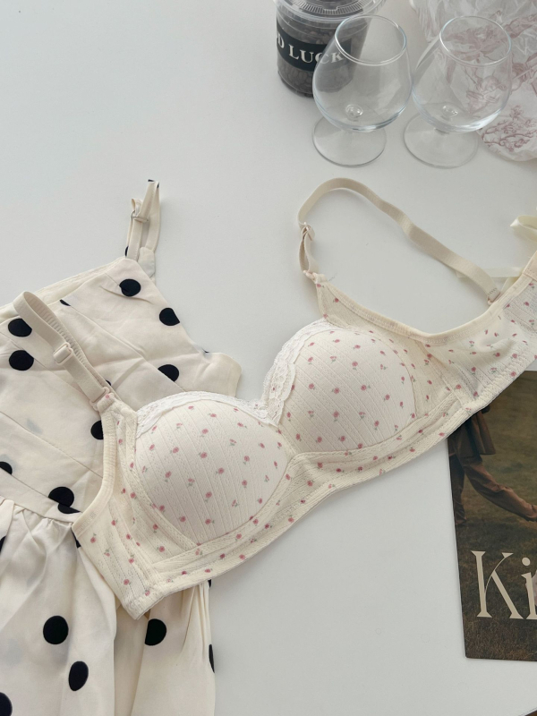 Floralno bežični grudnjak s bočnom podrškom i funkcijom anti-sag, od najlona, tanke oblikovane čašice, odvojive dvostruke naramenice, stražnji zatvarač s tri reda