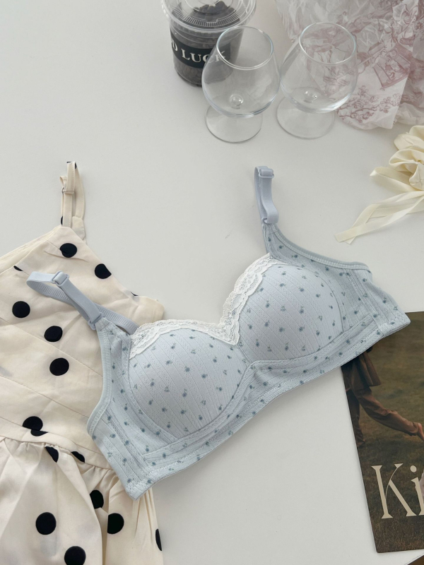 Floralno bežični grudnjak s bočnom podrškom i funkcijom anti-sag, od najlona, tanke oblikovane čašice, odvojive dvostruke naramenice, stražnji zatvarač s tri reda