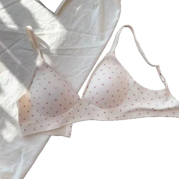 Grudnjak s 3/4 šalice, tanke oblikovane čašice, najlonski materijal s Spandex podstavom, stražnje četiri reda kuka, fiksne naramenice, prozračan i udoban