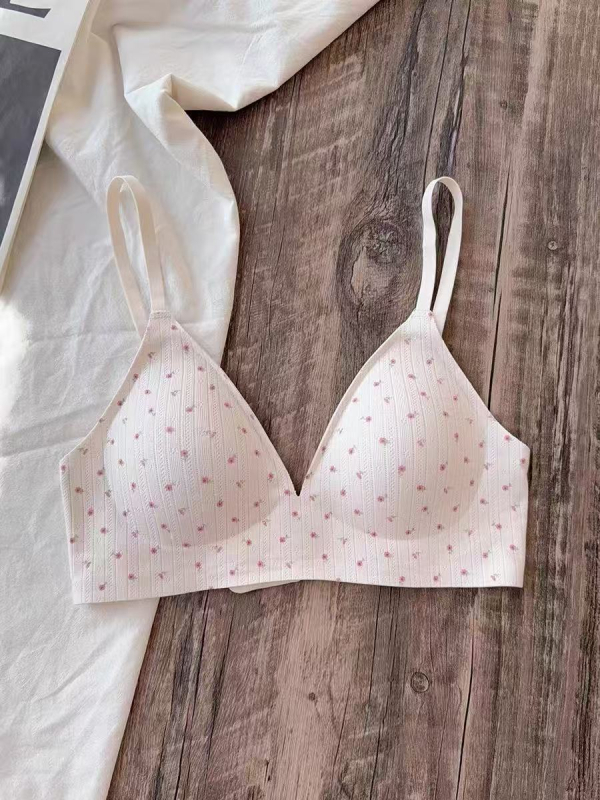 Grudnjak s 3/4 šalice, tanke oblikovane čašice, najlonski materijal s Spandex podstavom, stražnje četiri reda kuka, fiksne naramenice, prozračan i udoban