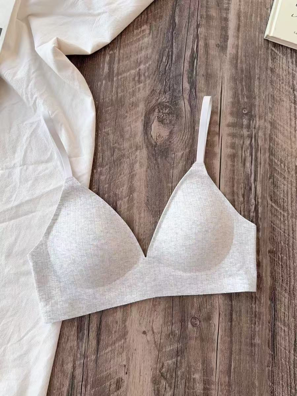 Grudnjak s 3/4 šalice, tanke oblikovane čašice, najlonski materijal s Spandex podstavom, stražnje četiri reda kuka, fiksne naramenice, prozračan i udoban