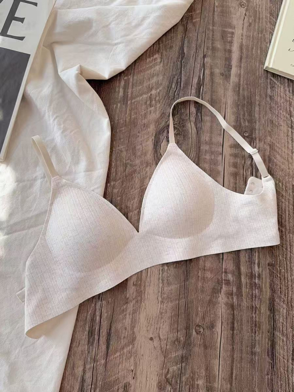 Grudnjak s 3/4 šalice, tanke oblikovane čašice, najlonski materijal s Spandex podstavom, stražnje četiri reda kuka, fiksne naramenice, prozračan i udoban