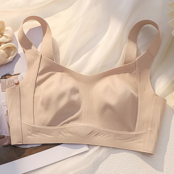 Najlon sportski grudnjak s punim košaricama, tanke oblikovane košarice, fiksne dvostruke naramenice, stražnje četiri reda kukica, prozračan