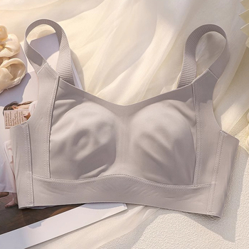 Najlon sportski grudnjak s punim košaricama, tanke oblikovane košarice, fiksne dvostruke naramenice, stražnje četiri reda kukica, prozračan