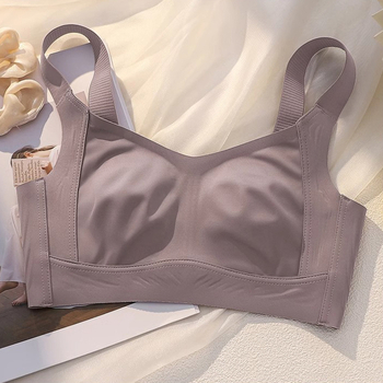 Najlon sportski grudnjak s punim košaricama, tanke oblikovane košarice, fiksne dvostruke naramenice, stražnje četiri reda kukica, prozračan