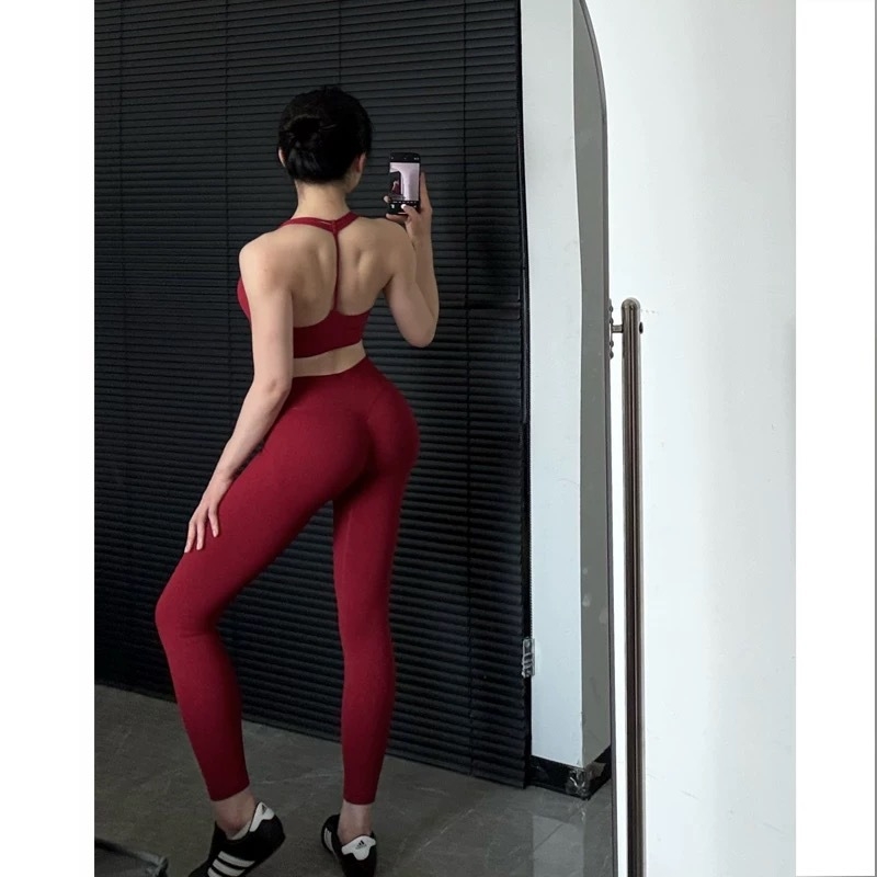 Спортен сутиен с Y-образен гръб и изрязан дизайн, подпиращ ефект за фитнес и йога. Модел 1742; Чашка: 3/4; Тип чашка: Среден модел; Презрамки: Фиксирани двойни; Дизайн: Едно парче; Материя: нейлонова смес 80%