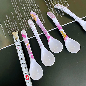 7034 Plastična žlica s zakrivljenom drškom i otiskom