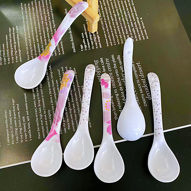 7034 Plastična žlica s zakrivljenom drškom i otiskom