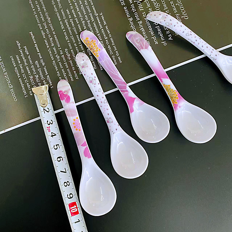 7034 Plastična žlica s zakrivljenom drškom i otiskom
