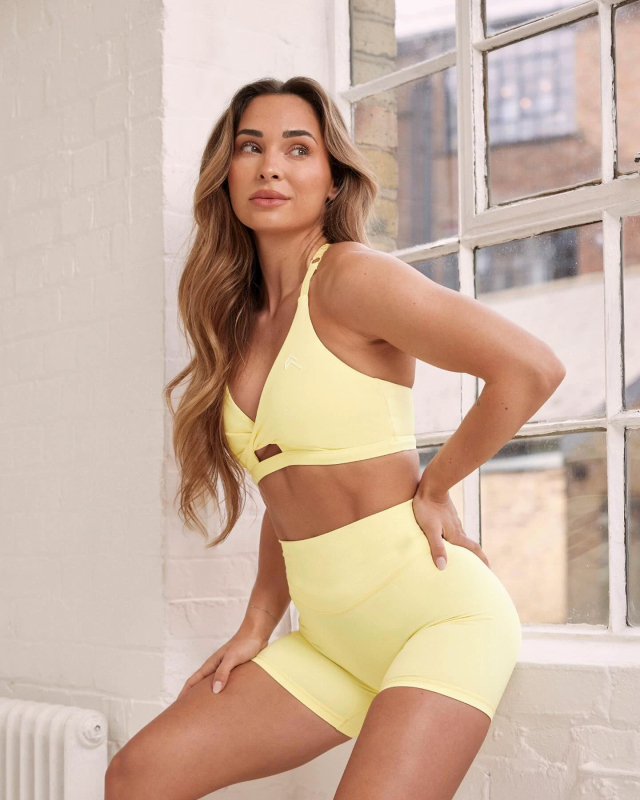 Ženski joga top – vrlo elastičan, brzo se suši, zaštita leđa, duljina do prsa, uski kroj, 75% nylon + 25% spandex, s umetcima za grudi
